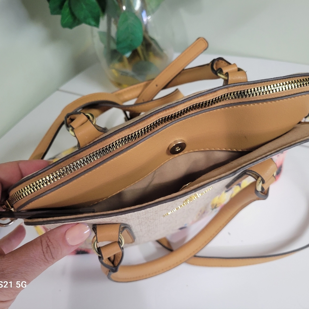 🥳HP🥳 NANETTE LEPORE floral dome bag. several compartments crossbody satchel - Picture 4 of 14